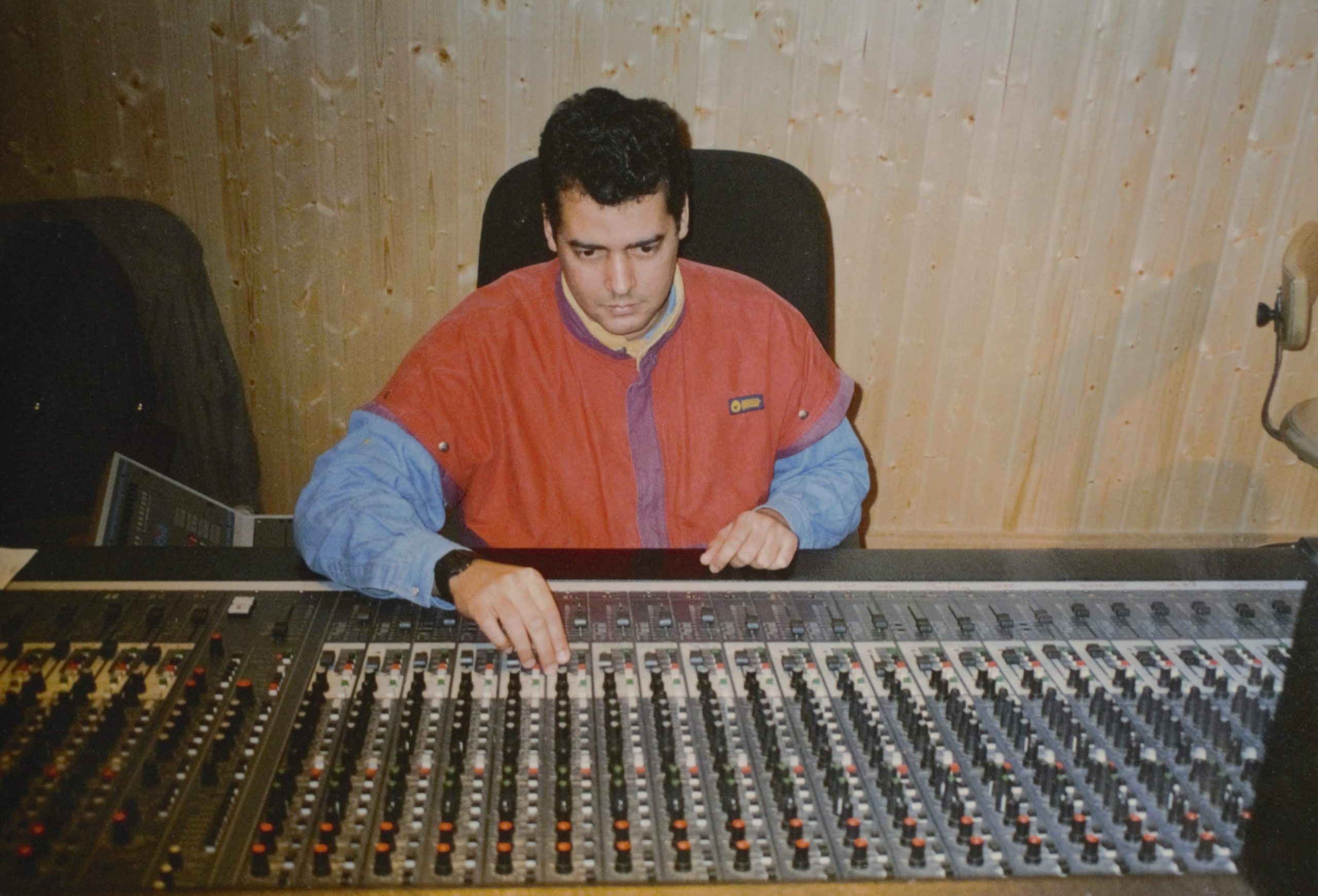 Otto Knight en la consola de mezcla de KMC Estudio, Madrid, 1996